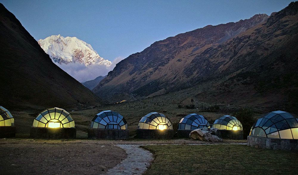 Verlichte koepeltenten bij de Salkantay Mountain