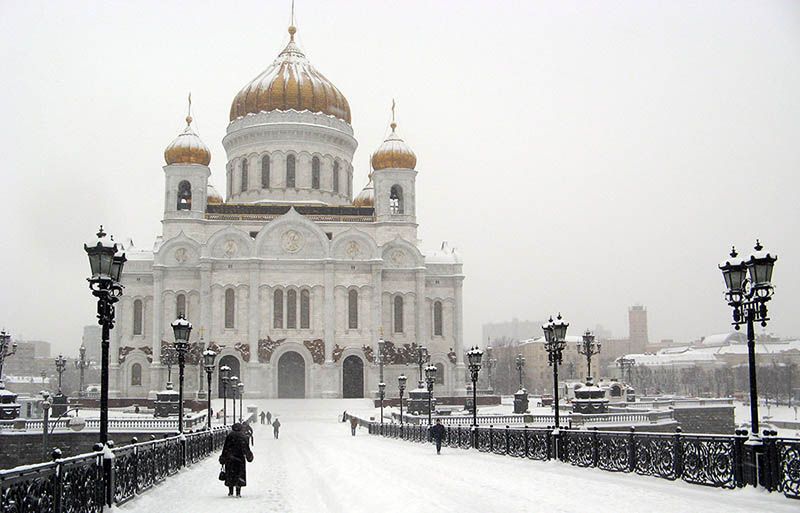 Vrouw op weg naar de kerk in winters Moskou, Rusland