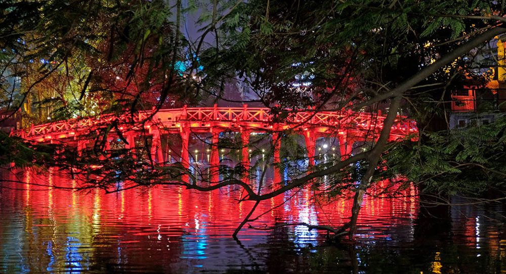 Verlichte brug in Hanoi