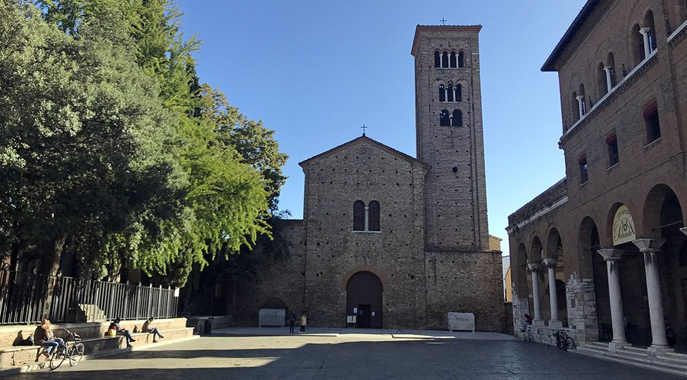Plein met kerk in Ravenna