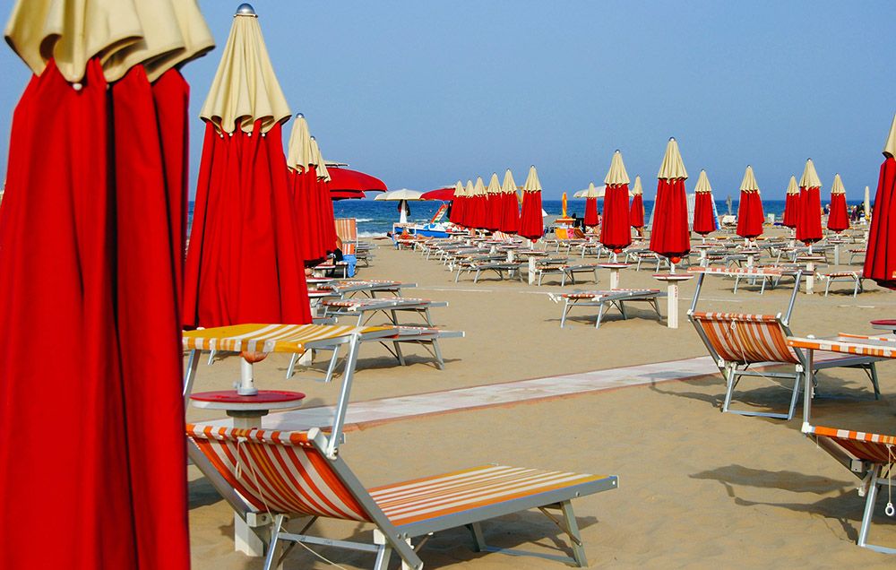 Strand van de mondaine badplaats Rimini