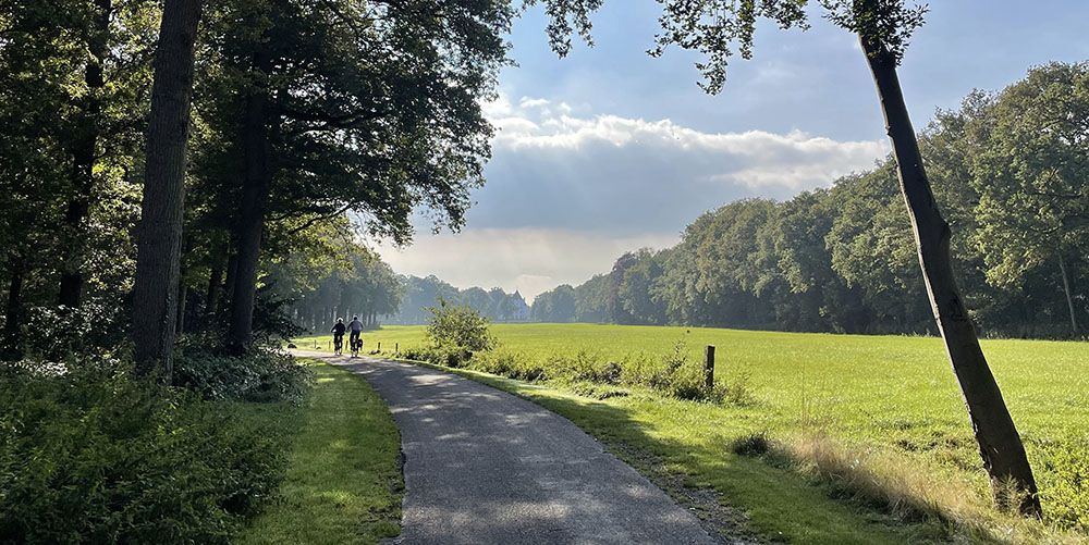 Fietsers op landgoed Sandenburg