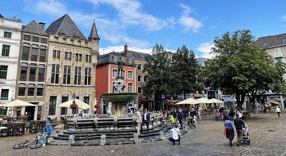 Markt aan noordzijde stadhuis