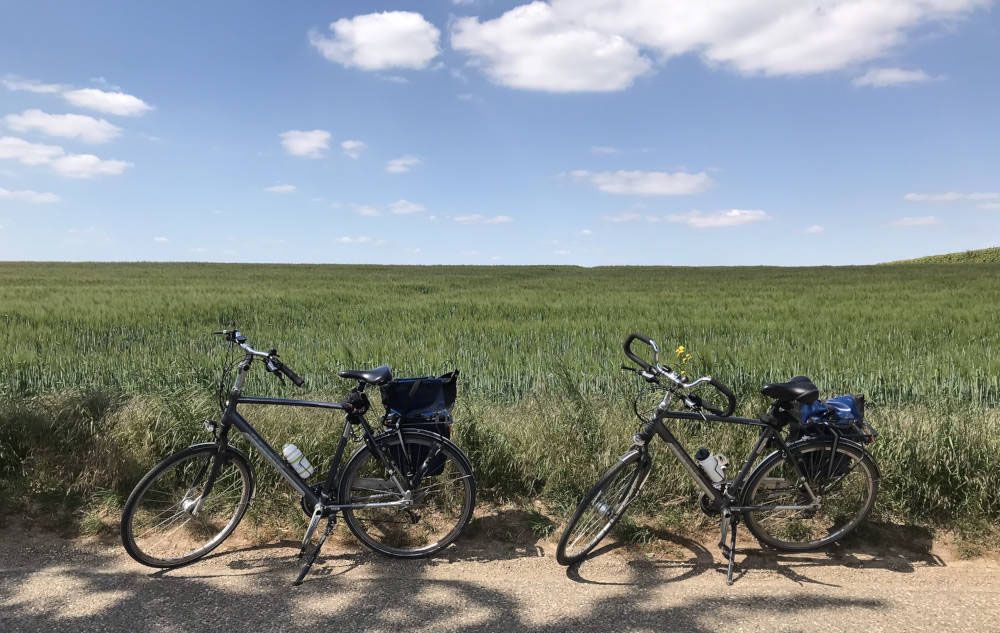 grijsopreis-inspiratie-droomvakantie-in-eigen-land-fietsen-fietsen-geparkeerd-mobiel Geparkeerde fietsen