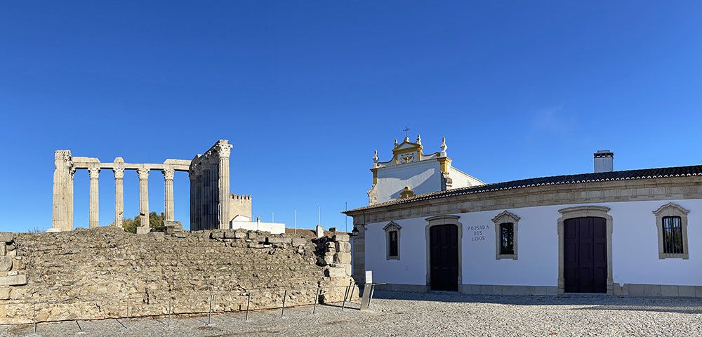 Romeinse tempel met pousada