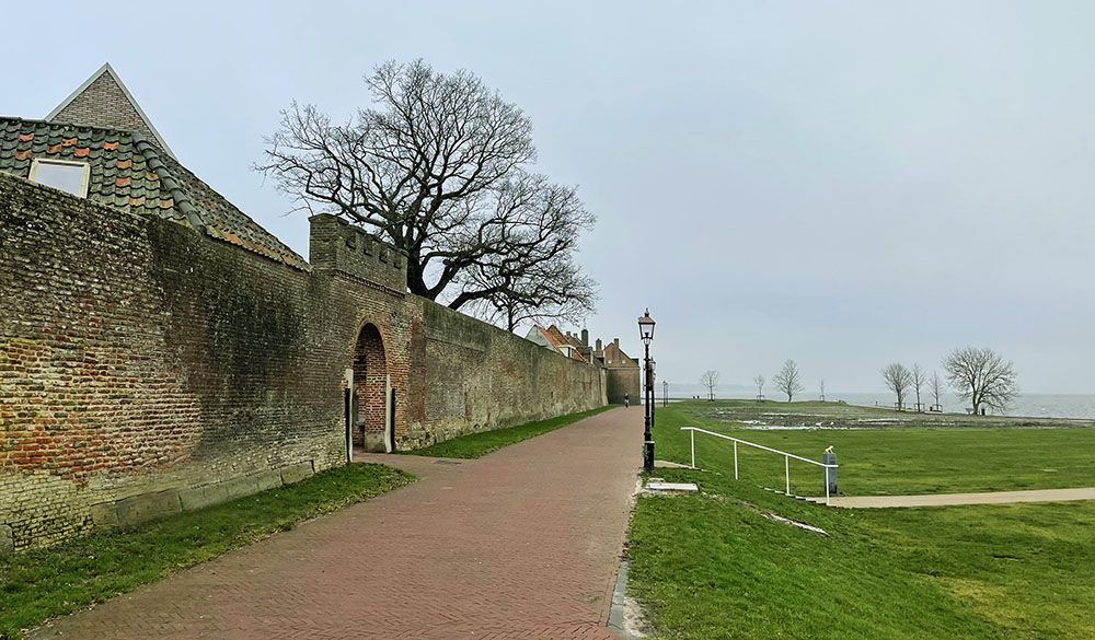 Boulevard met stadsmuur