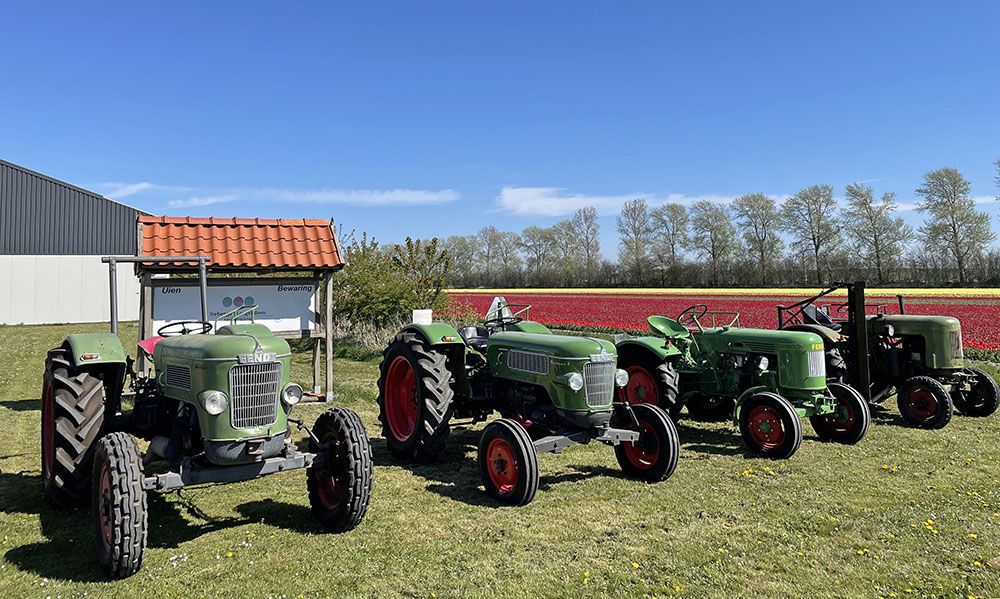 Tractoren bij een tulpenveld