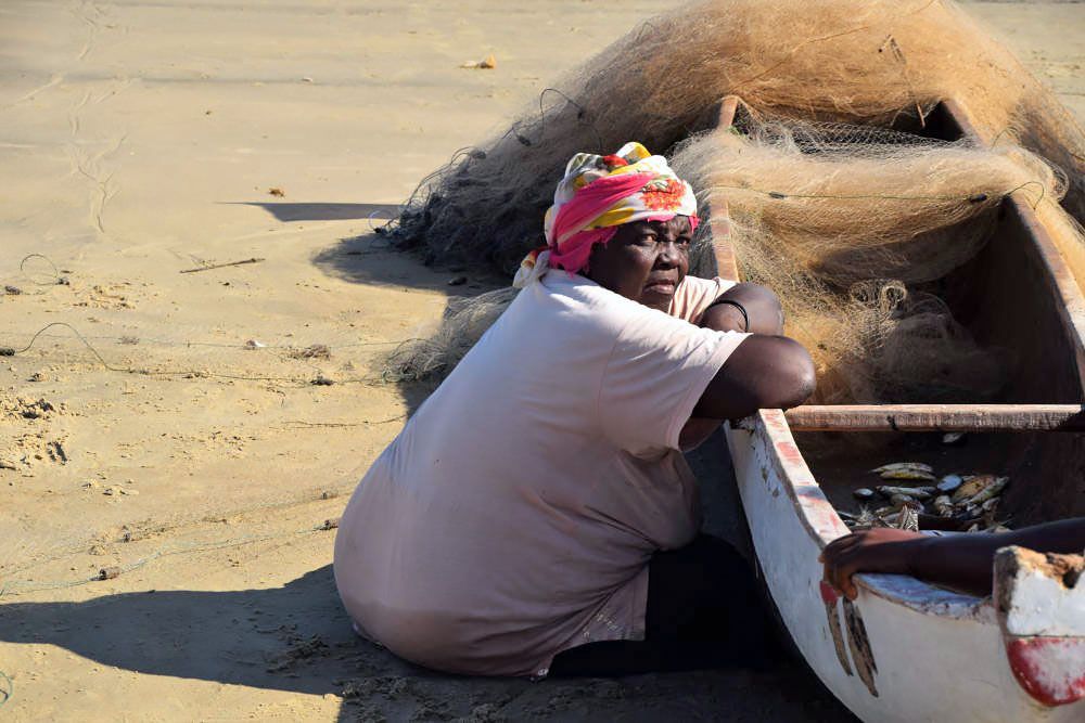 Vissersvrouw bij pirogue