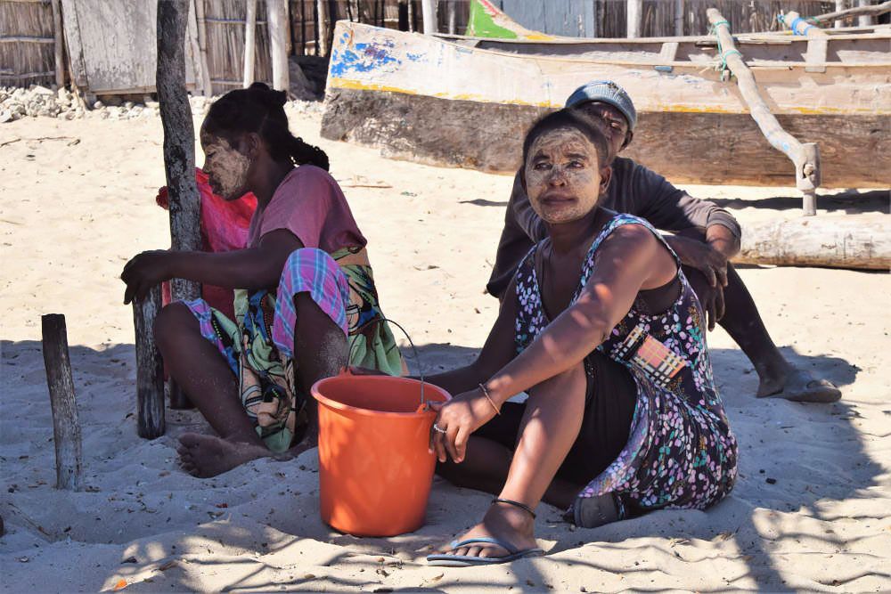 Vissersvrouwen op het strand