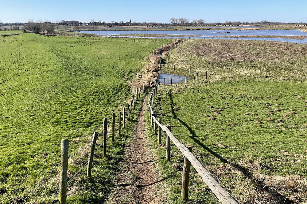 Heuvel af aan het einde van de wandeling