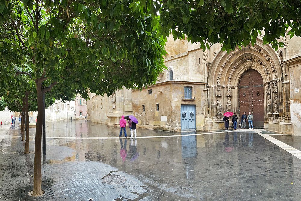 Kathedraal in de regen