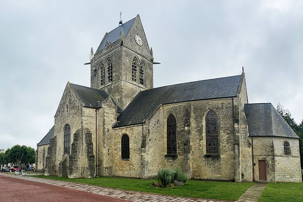 Parachutist aan de kerk