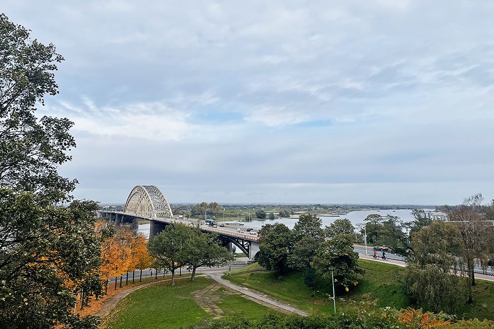 Uitzicht op de Waalbrug