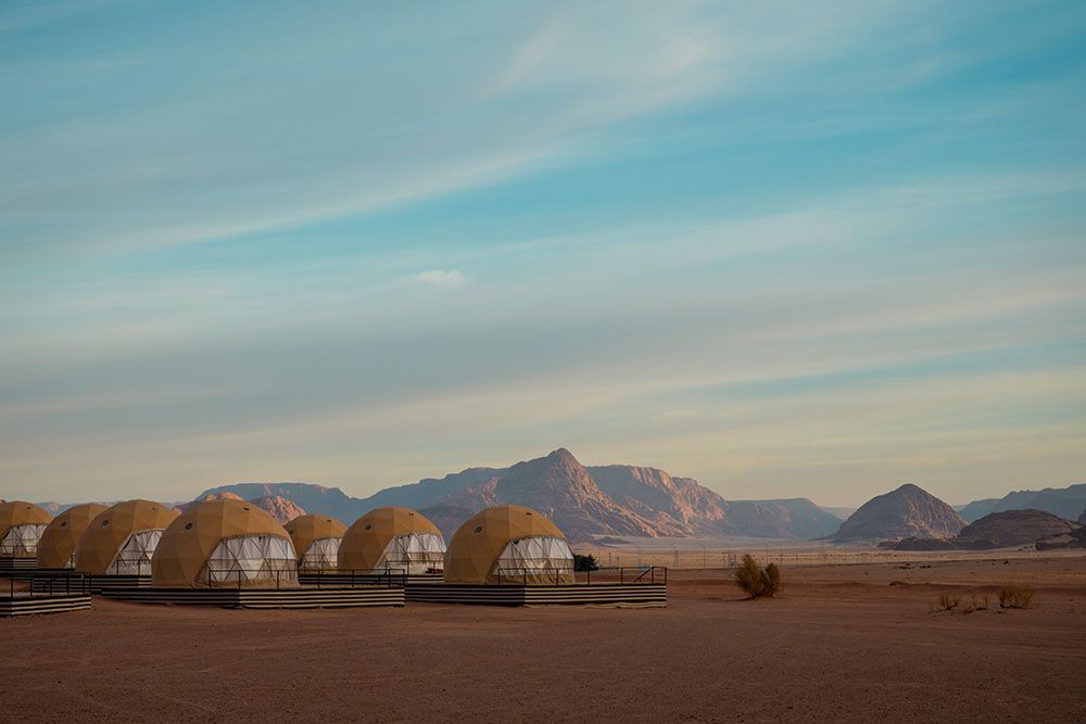 Zonsopkomst in Sun City Camp, glamping in de woestijn