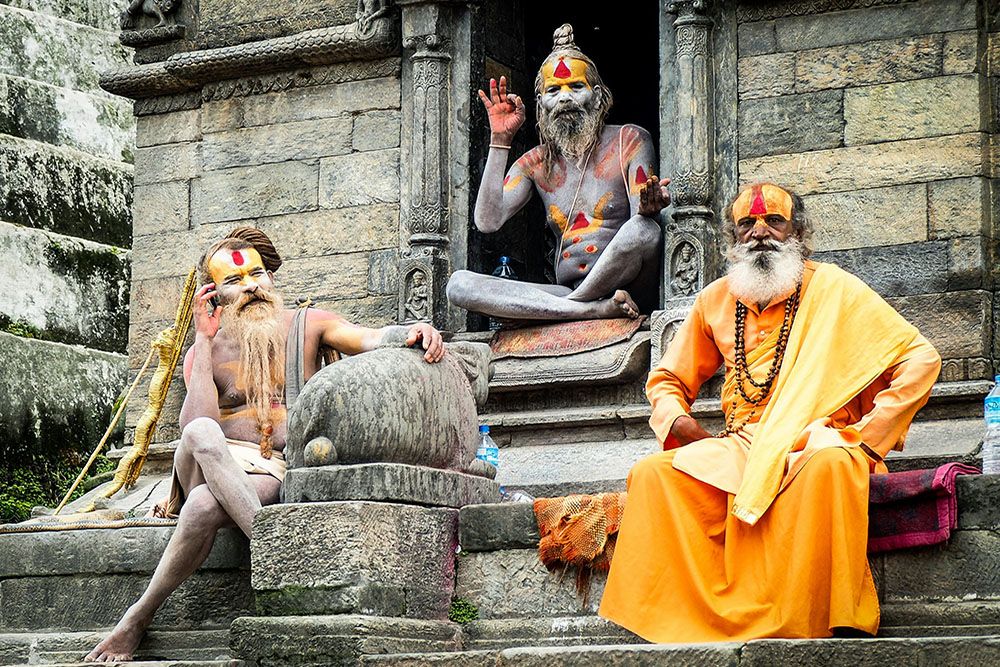 Drie mannen bij tempel