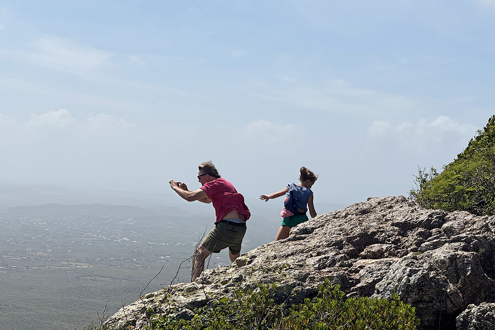grijsopreis-caribisch-nederland-curacao-highlight-christoffelberg-harde-wind-mobiel Harde wind tijdens de beklimming van de Christoffelberg