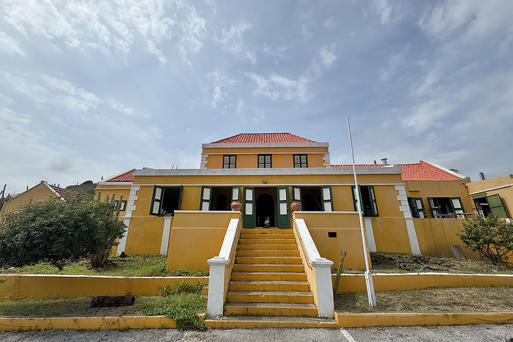grijsopreis-caribisch-nederland-curacao-highlight-landhuizen-dokterstuin-voorzijde-mobiel Landhuis Dokterstuin