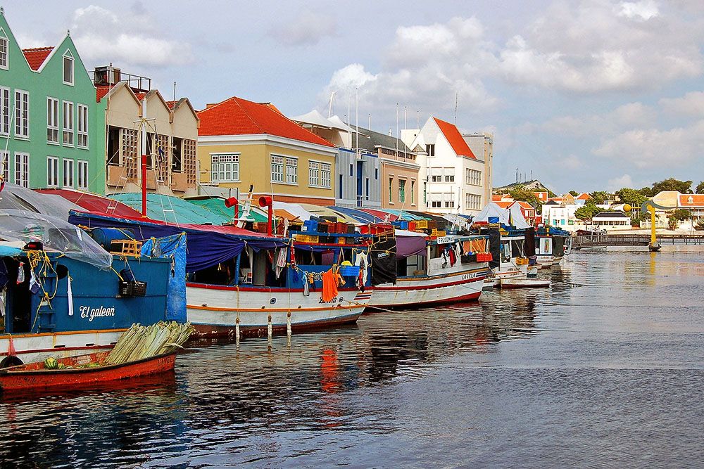 grijsopreis-caribisch-nederland-curacao-highlight-willemstad-deel1-drijvende-markt-mobiel Drijvende markt in Punda