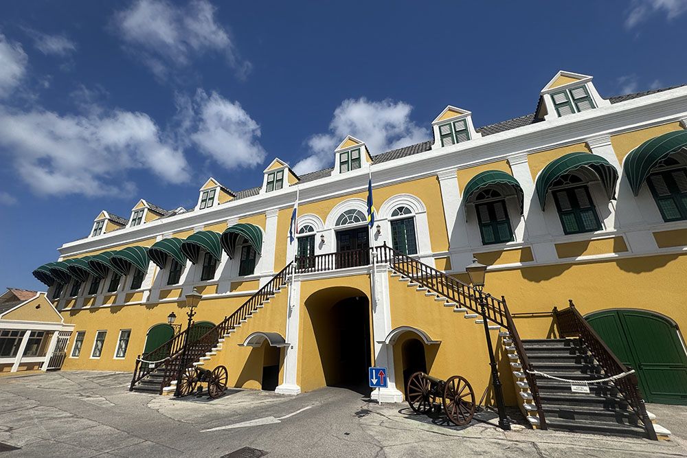 grijsopreis-caribisch-nederland-curacao-highlight-willemstad-deel1-gouverneurspaleis2-mobiel Gouverneurspaleis in Punda