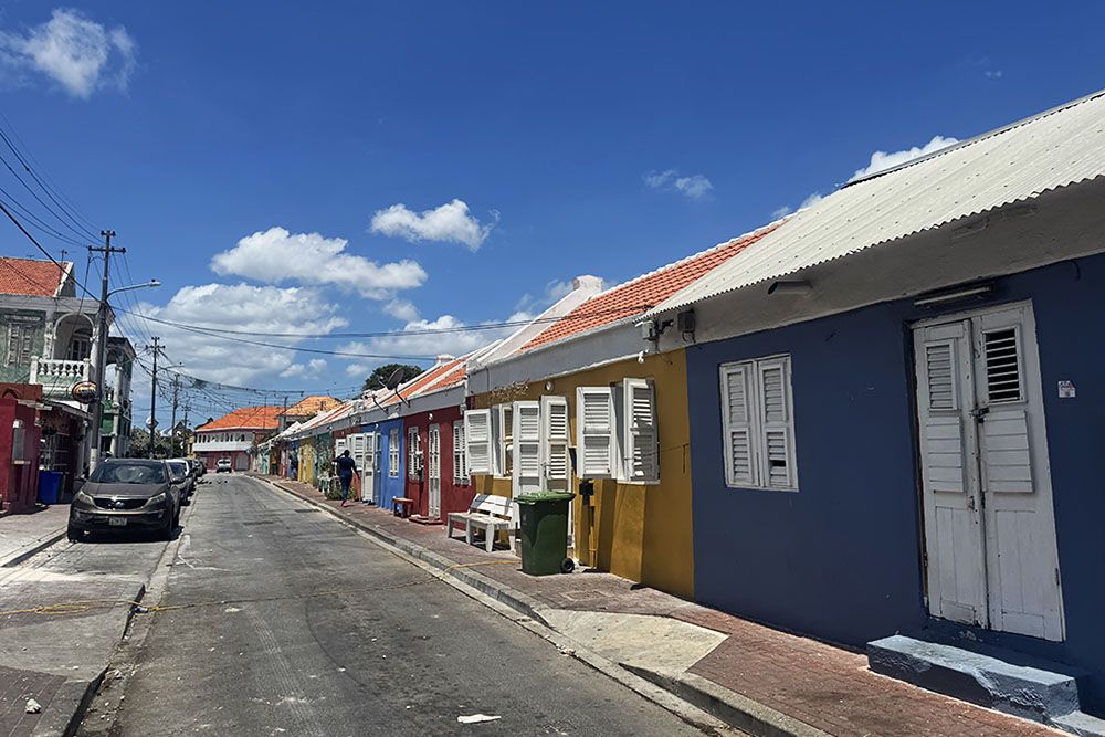 grijsopreis-caribisch-nederland-curacao-highlight-willemstad-deel1-scharloo-bargestraat-mobiel Bargestraat