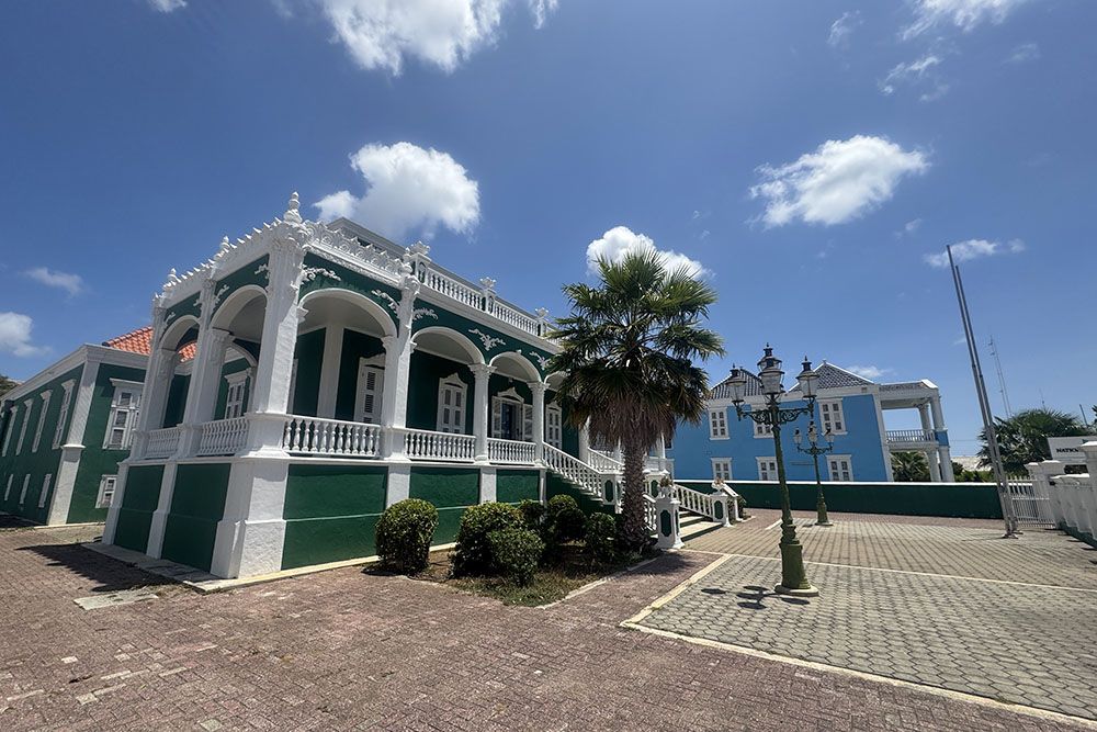 grijsopreis-caribisch-nederland-curacao-highlight-willemstad-deel1-scharloo-bruidstaart-mobiel Bruidstaart