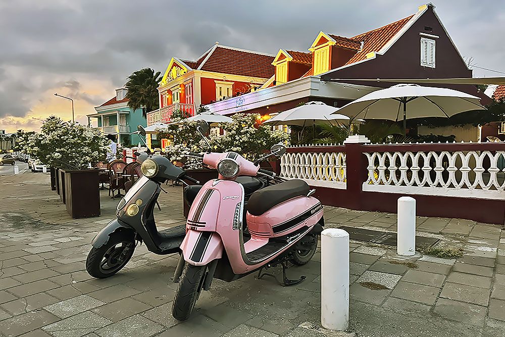 Scooters tijdens een stadswandeling door Willemstad