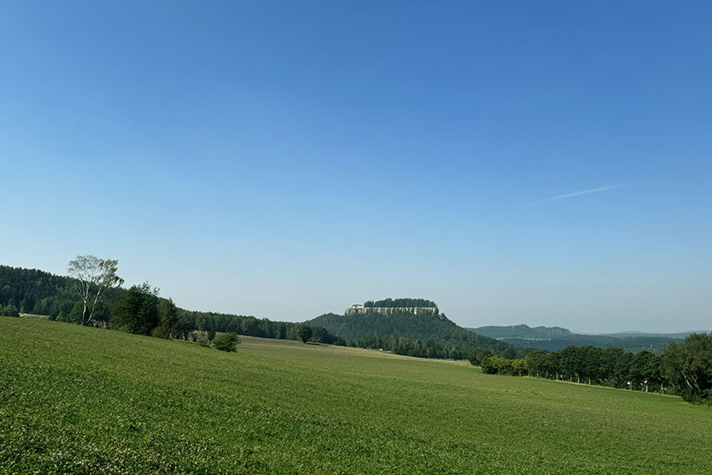 grijsopreis-duitsland-highlight-malerweg-etappe7-gohrisch-weilanden-mobiel Weilanden rond Gohrisch met de Königstein vesting op de achtergrond