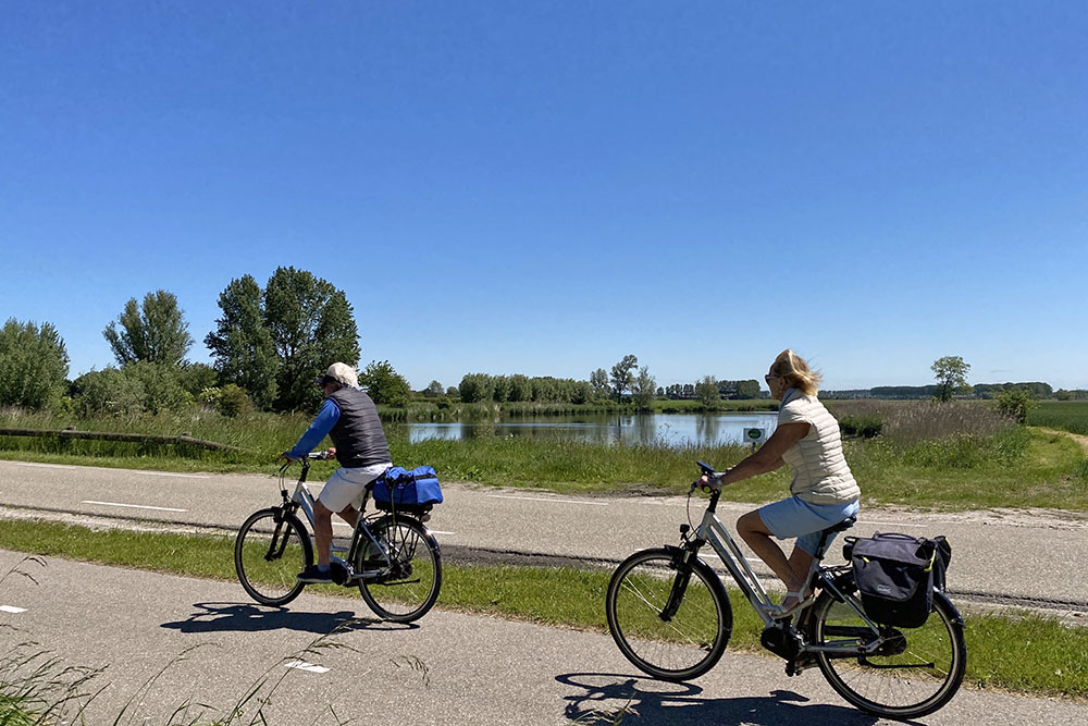 grijsopreis-nederland-highlight-west-zeeuws-vlaanderen-fietsers-mobiel fietsers in West-Zeeuws-Vlaanderen