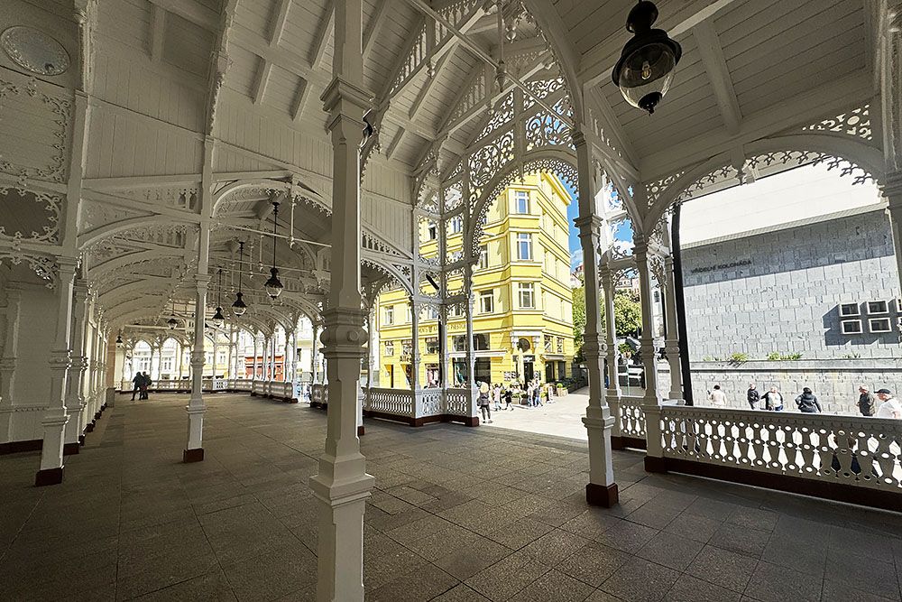 grijsopreis-tsjechie-highlight-karlsbad-colonnade-mobiel Colonnade van binnen