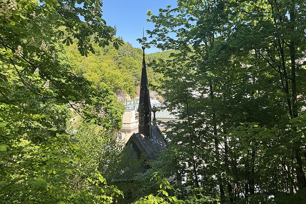 grijsopreis-tsjechie-highlight-karlsbad-kapel-mobiel Kapelletje in het bos