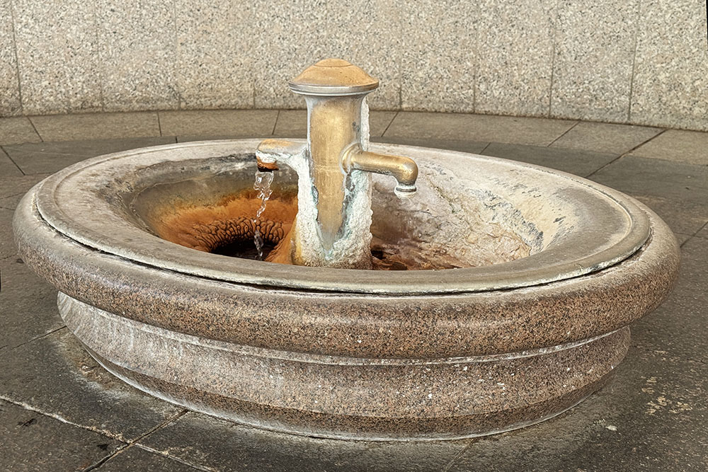 grijsopreis-tsjechie-highlight-karlsbad-warmwaterbron-mobiel Warmwaterbron in kuuroord Karlsbad