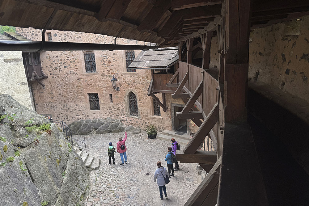 grijsopreis-tsjechie-highlight-loket-kasteel-mobiel Binnenplein kasteel