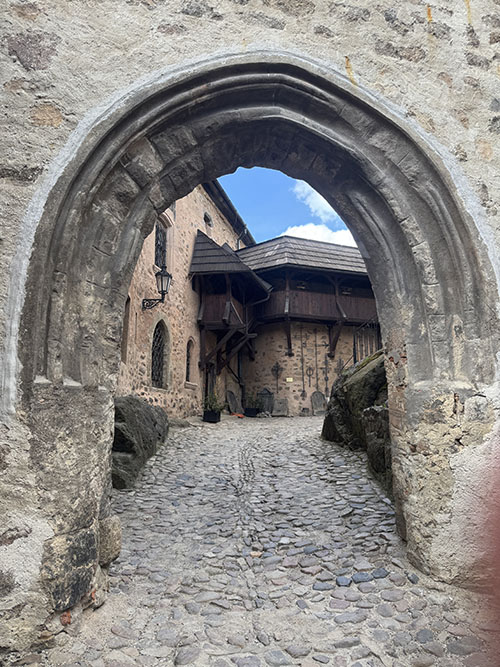 grijsopreis-tsjechie-highlight-loket-poort-portrait