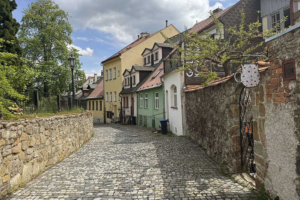grijsopreis-tsjechie-highlight-loket-straatje-mobiel Straatje