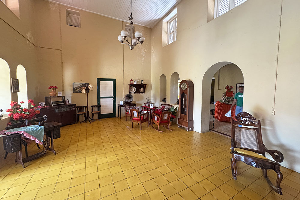 grijsopreis-caribisch-nederland-curacao-highlight-landhuizen-dokterstuin-binnen-mobiel Landhuis Dokterstuin van binnen