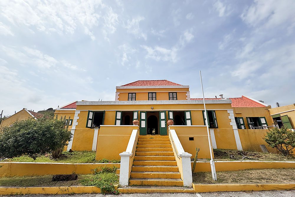 grijsopreis-caribisch-nederland-curacao-highlight-landhuizen-dokterstuin-buiten-mobiel Landhuis Dokterstuin op Curaçao