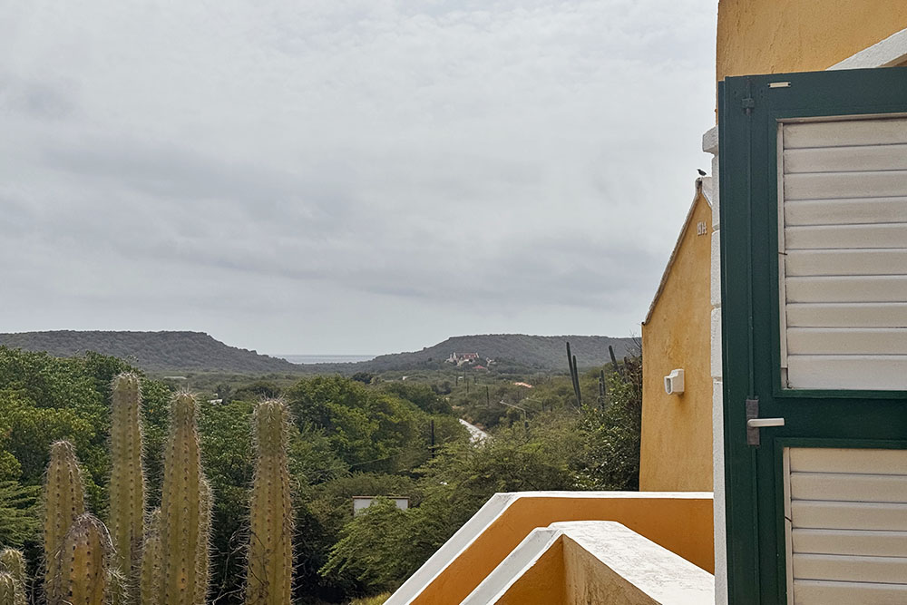 grijsopreis-caribisch-nederland-curacao-highlight-landhuizen-dokterstuin-buiten2-mobiel Uitzicht vanuit Landhuis Dokterstuin
