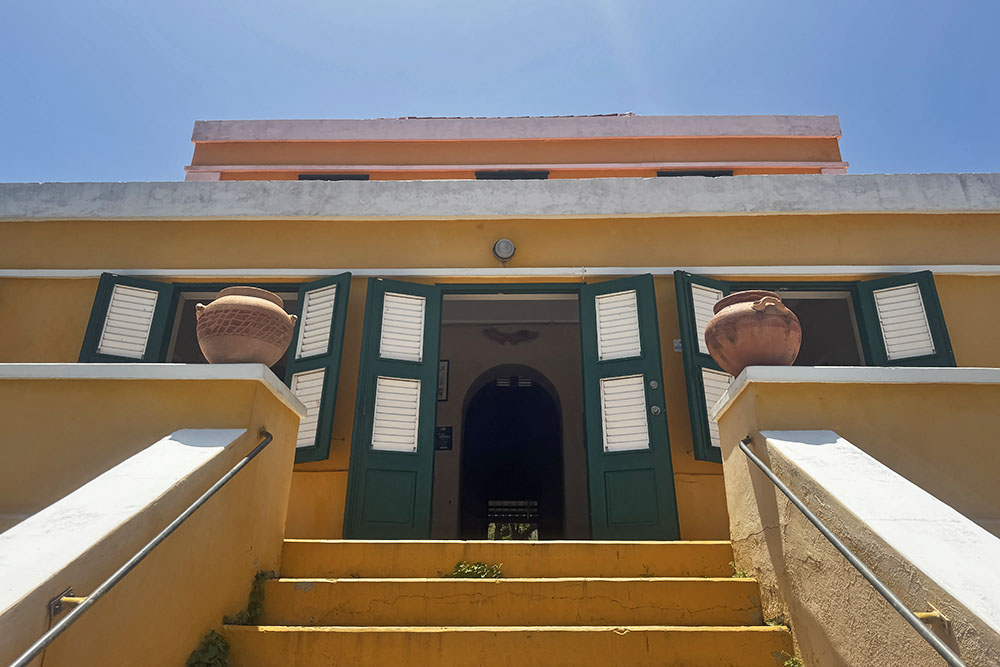 grijsopreis-caribisch-nederland-curacao-highlight-landhuizen-dokterstuin-trappen-mobiel Traptreden naar ingang van Landhuis Dokterstuin