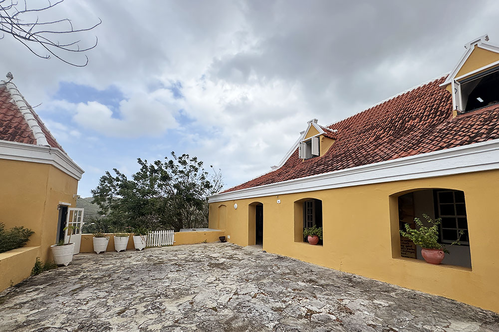 grijsopreis-caribisch-nederland-curacao-highlight-landhuizen-knip-buiten4-mobiel Landhuis Knip bij de entree