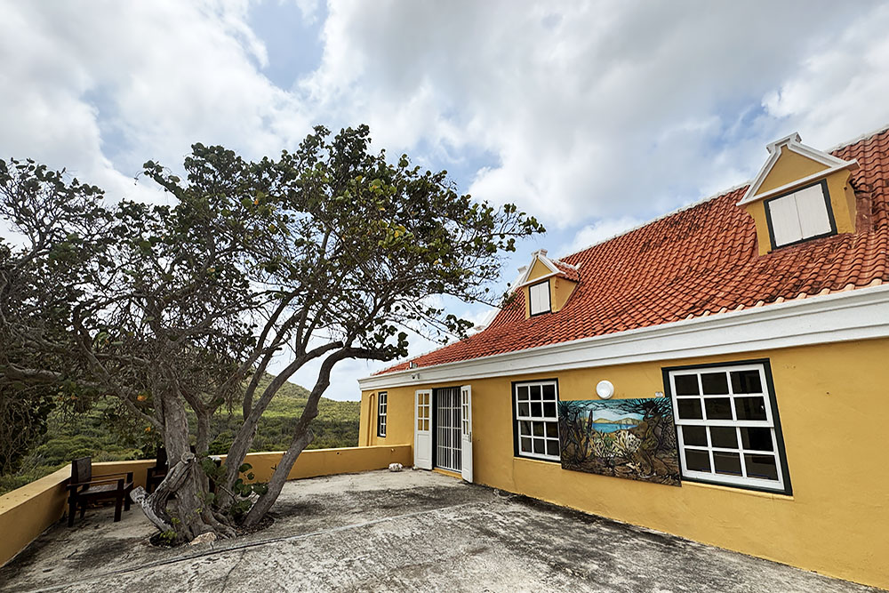 grijsopreis-caribisch-nederland-curacao-highlight-landhuizen-knip-buiten5-mobiel Landhuis Knip aan de achterzijde