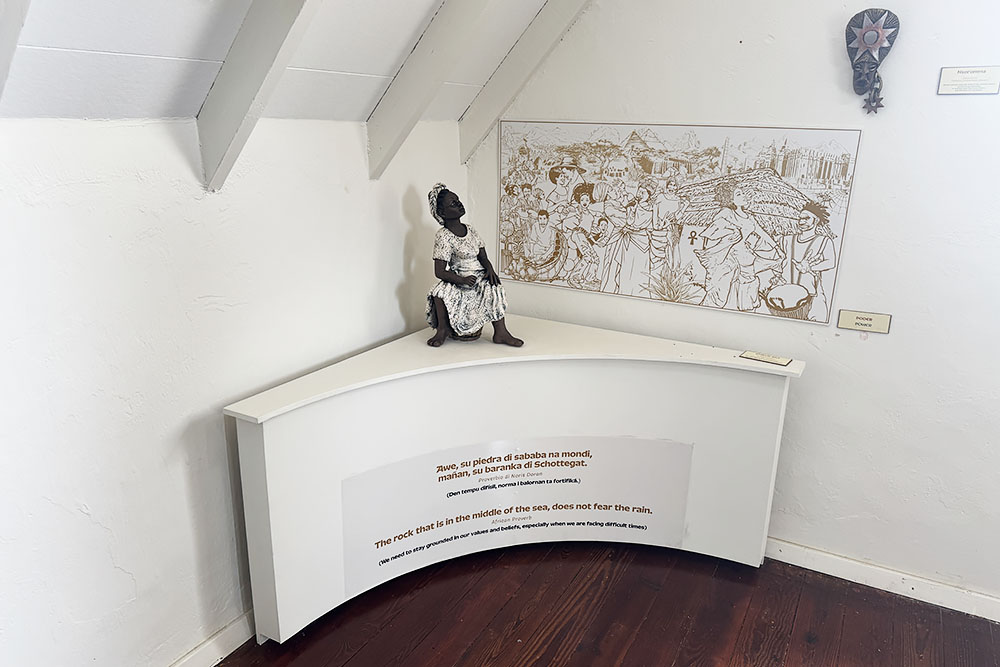 grijsopreis-caribisch-nederland-curacao-highlight-landhuizen-knip-expositie-slavinnen-mobiel Expositie over slavinnen in het museum in Landhuis Knip