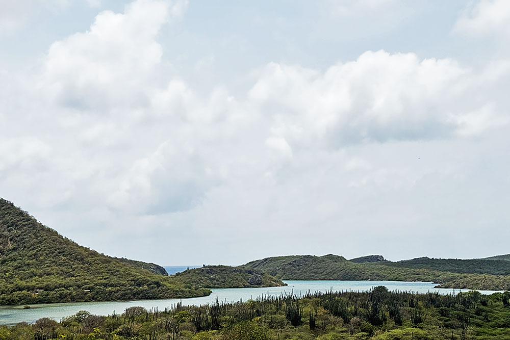 grijsopreis-caribisch-nederland-curacao-highlight-landhuizen-ksm-sintmarthabaai-mobiel Uitzicht op de Sint Martha baai (Santa Martha Bay)