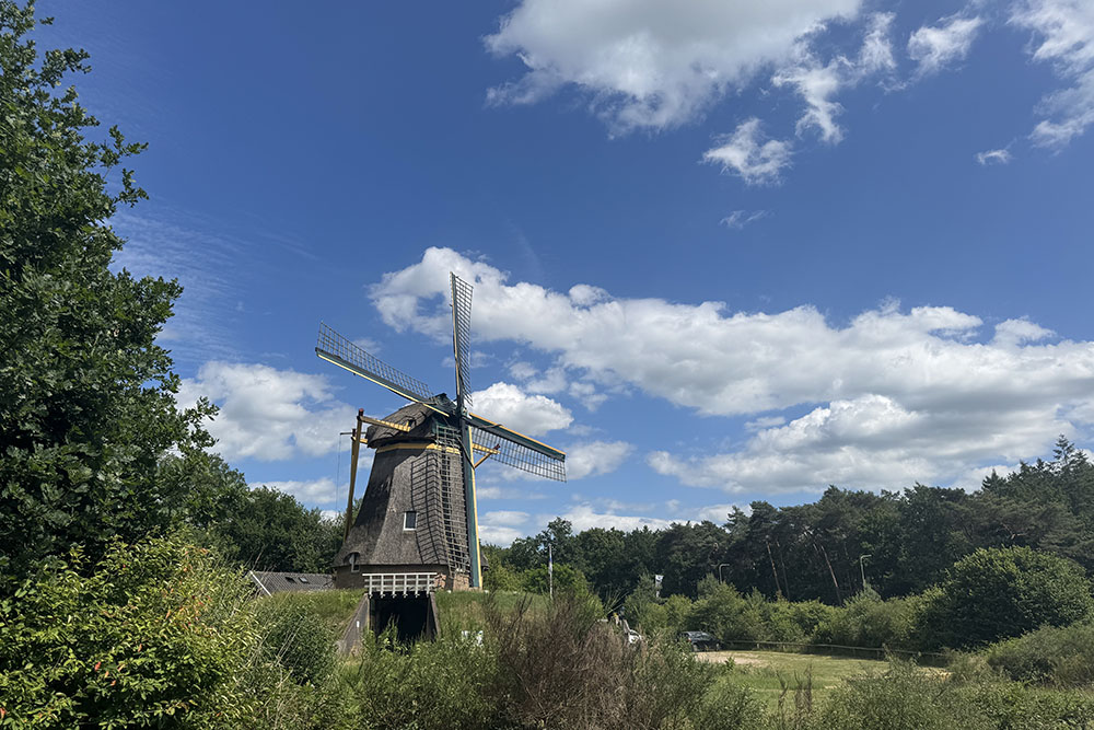 grijsopreis-nederland-highlight-pieterpad-etappe10-ommen-molen-mobiel Molen bij Ommen