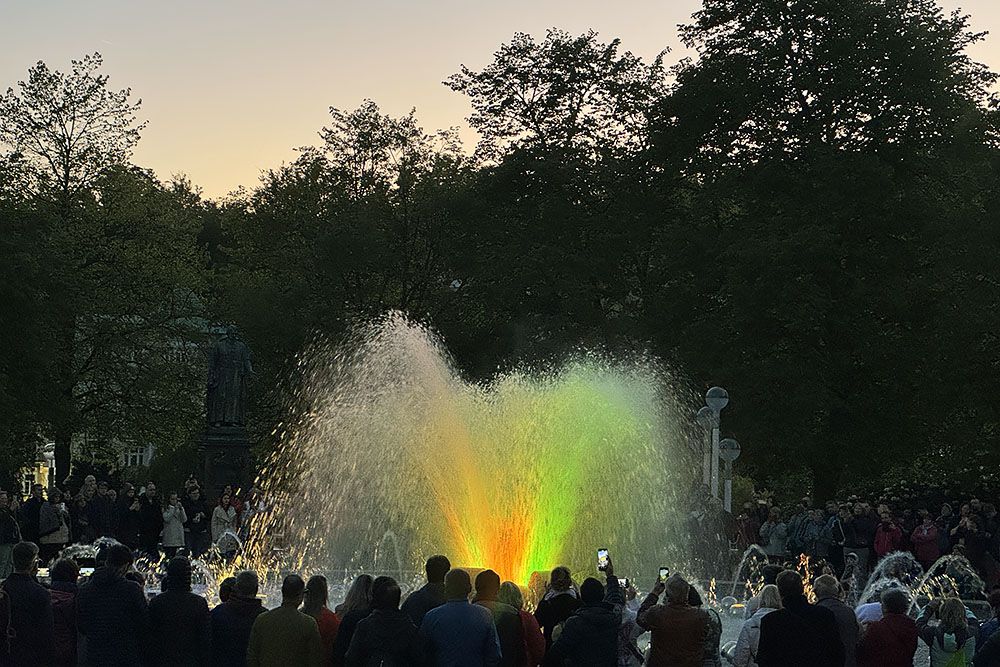 grijsopreis-tsjechie-highlight-marienbad-fontein-avond-mobiel zingende fontein van Mariënbad