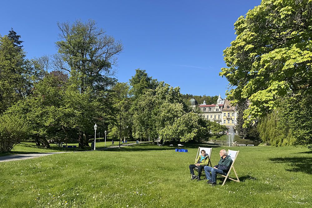 grijsopreis-tsjechie-highlight-marienbad-park-uitrusten-mobiel Uitrusten in het park