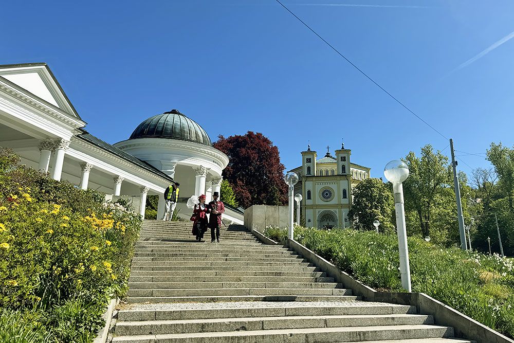 grijsopreis-tsjechie-highlight-marienbad-trap-stelletje-mobiel Statig stel in historische kledij