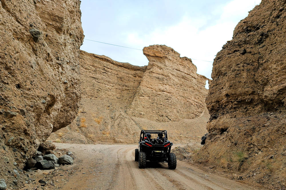 grijsopreis-verenigde-staten-mojave-death-valley-buggy-rots-mobiel