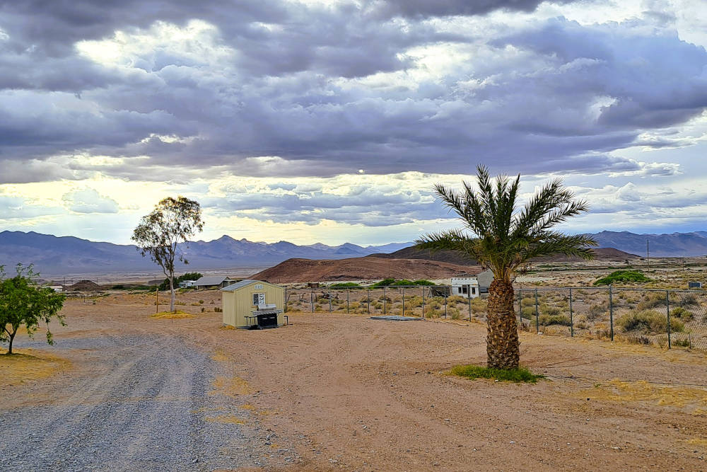 grijsopreis-verenigde-staten-mojave-death-valley-eenzaam-mobiel