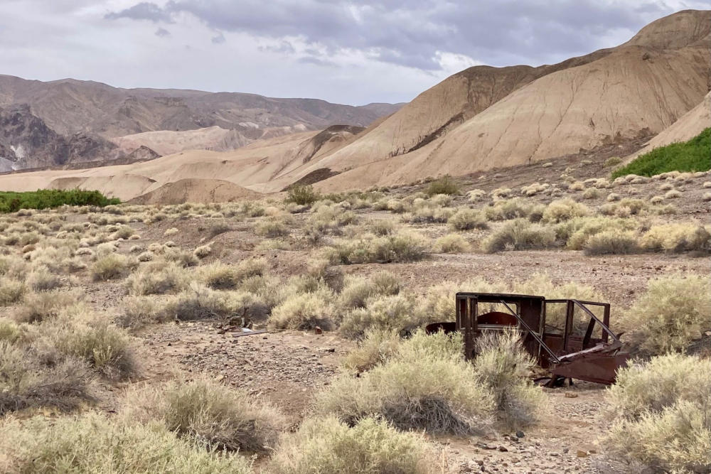 grijsopreis-verenigde-staten-mojave-death-valley-verlaten-mobiel