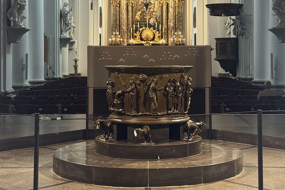 grijsopreis-belgie-highlight-luik-doopvont-mobiel Doopvont van de Sint-Bartolomeüskerk in Luik